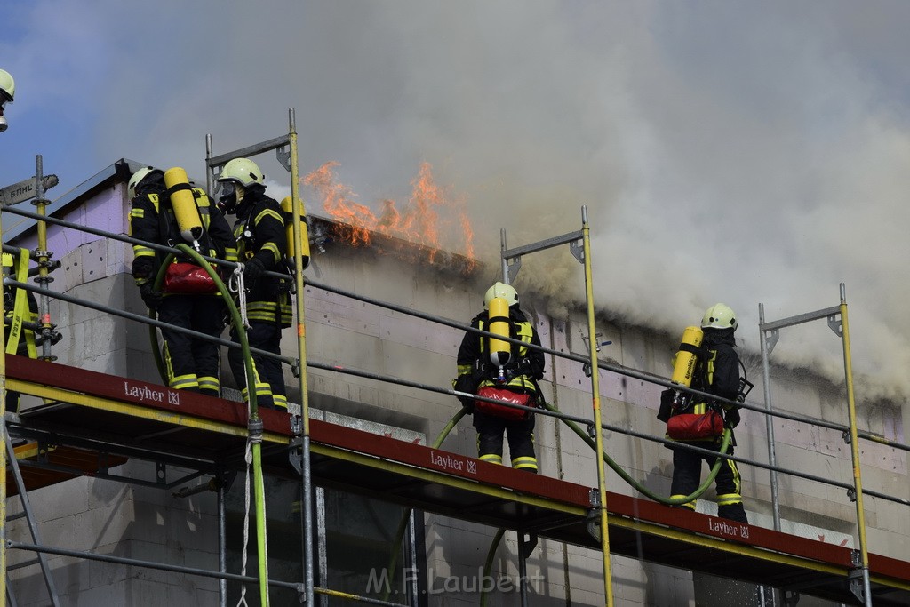 Dachstuhlbrand Koeln Poll Geislarerstr P180.JPG - Miklos Laubert